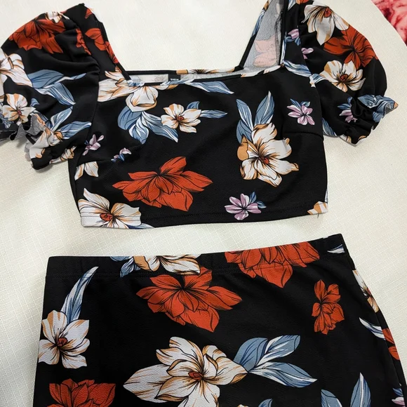 SHEIN Curve Floral Top with Black Trim - Picture 5 of 8